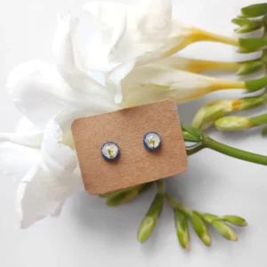 Biała gipsówka na kobaltowym tle