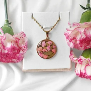 Kompozycja gipsówek i listków