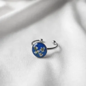 Dzika marchewka na kobaltowym tle