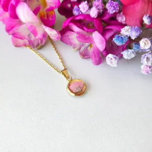 Jasnoróżowa gipsówka na złotym tle