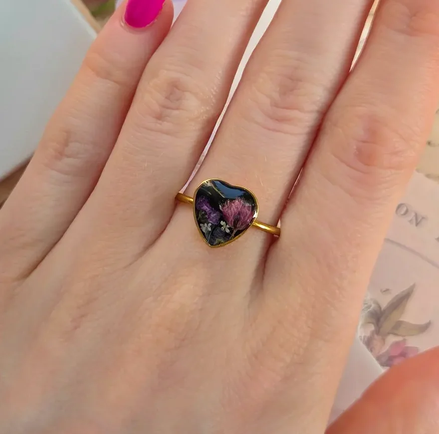 Kompozycja kwiatowa w złotym sercu #2