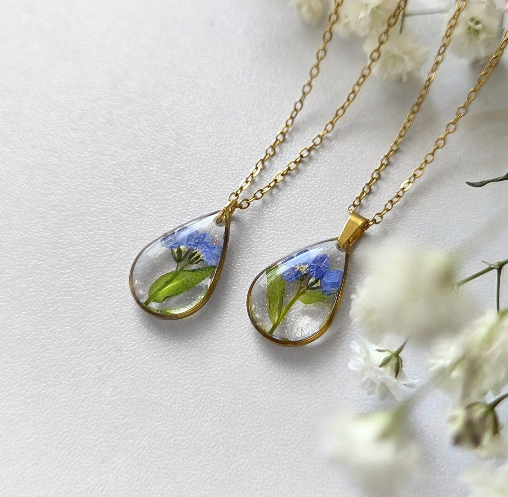 Romantyczna gałązka niezapominajki