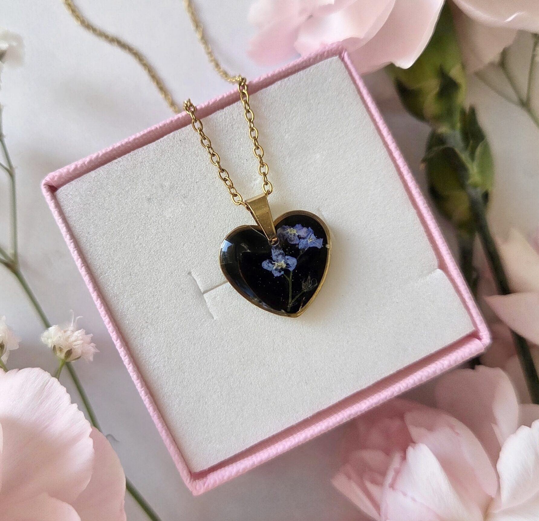 Niezapominajki w czerni