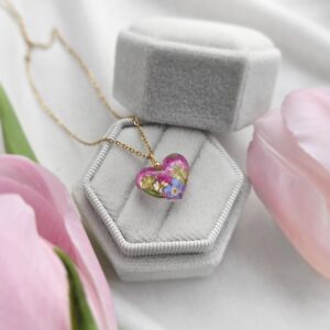 biżuteria handmade z żywicy epoksydowej od zywica vibe. wypełniona ususzonymi prawdziwymi kwiatami