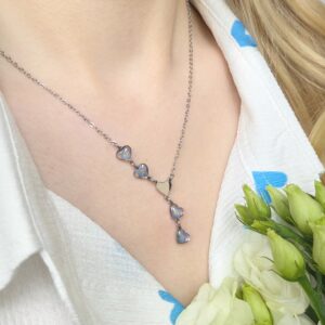 biżuteria z żywicy epoksydowej na walentynki od zywica vibe. wypełniona ususzonymi prawdziwymi kwiatami