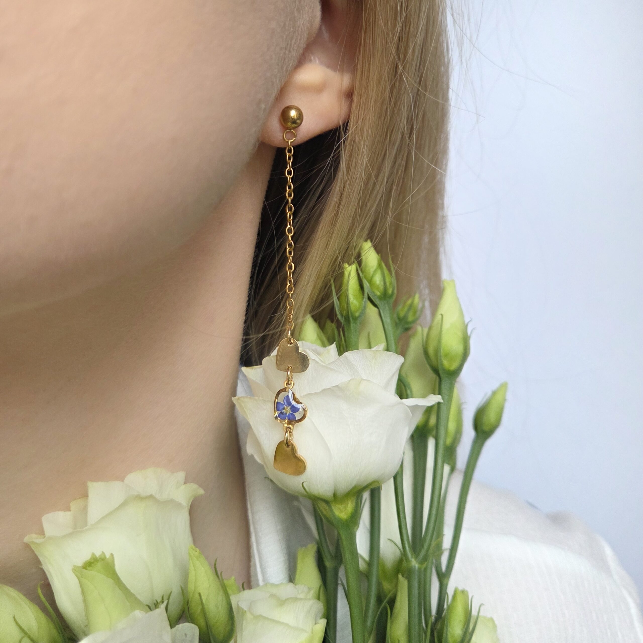 biżuteria handmade z żywicy epoksydowej od zywica vibe. wypełniona ususzonymi prawdziwymi kwiatami