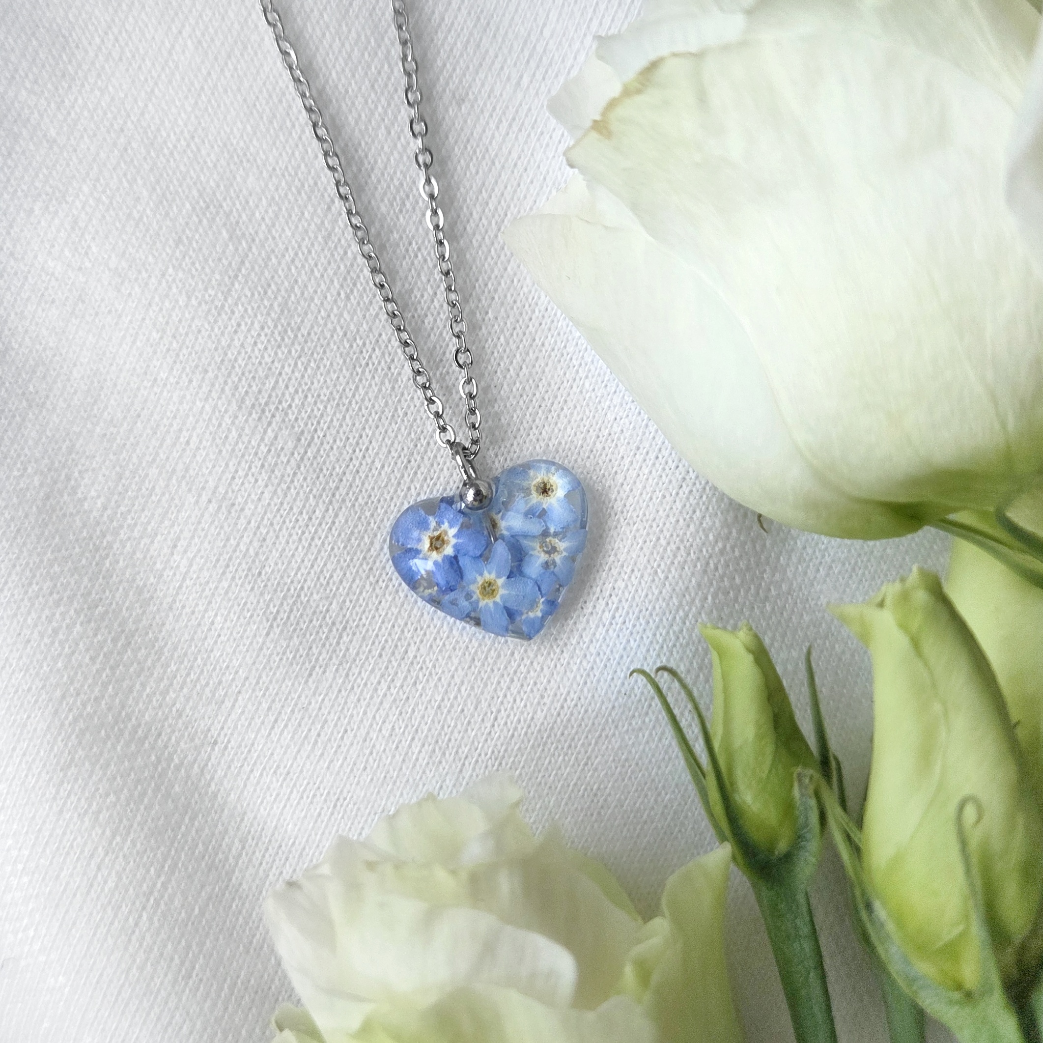 biżuteria handmade z żywicy epoksydowej od zywica vibe. wypełniona ususzonymi prawdziwymi kwiatami