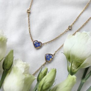 biżuteria handmade z żywicy epoksydowej od zywica vibe. wypełniona ususzonymi prawdziwymi kwiatami