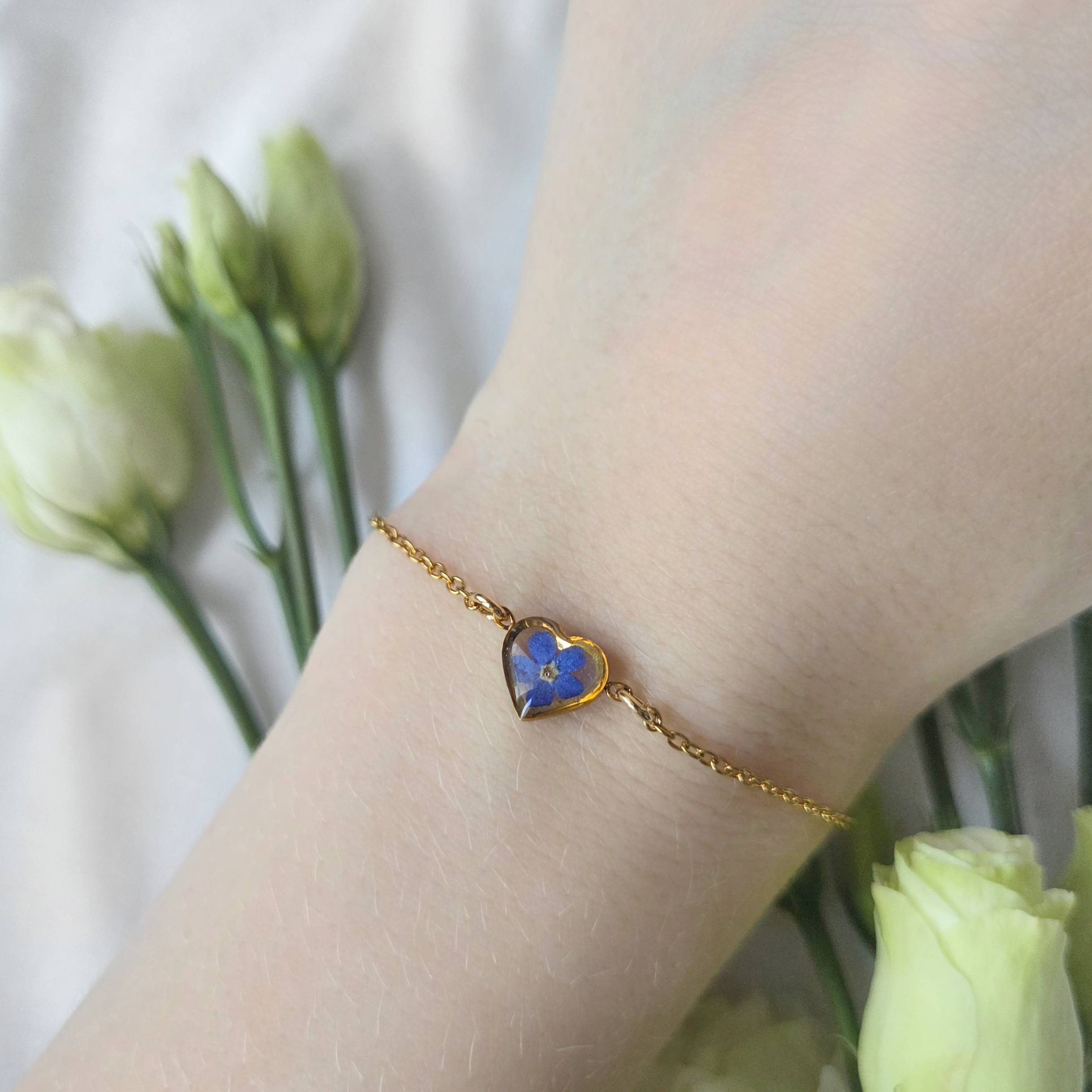 biżuteria handmade z żywicy epoksydowej od zywica vibe. wypełniona ususzonymi prawdziwymi kwiatami