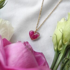 biżuteria handmade z żywicy epoksydowej od zywica vibe. wypełniona ususzonymi prawdziwymi kwiatami