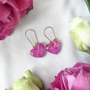 biżuteria handmade z żywicy epoksydowej od zywica vibe. wypełniona ususzonymi prawdziwymi kwiatami