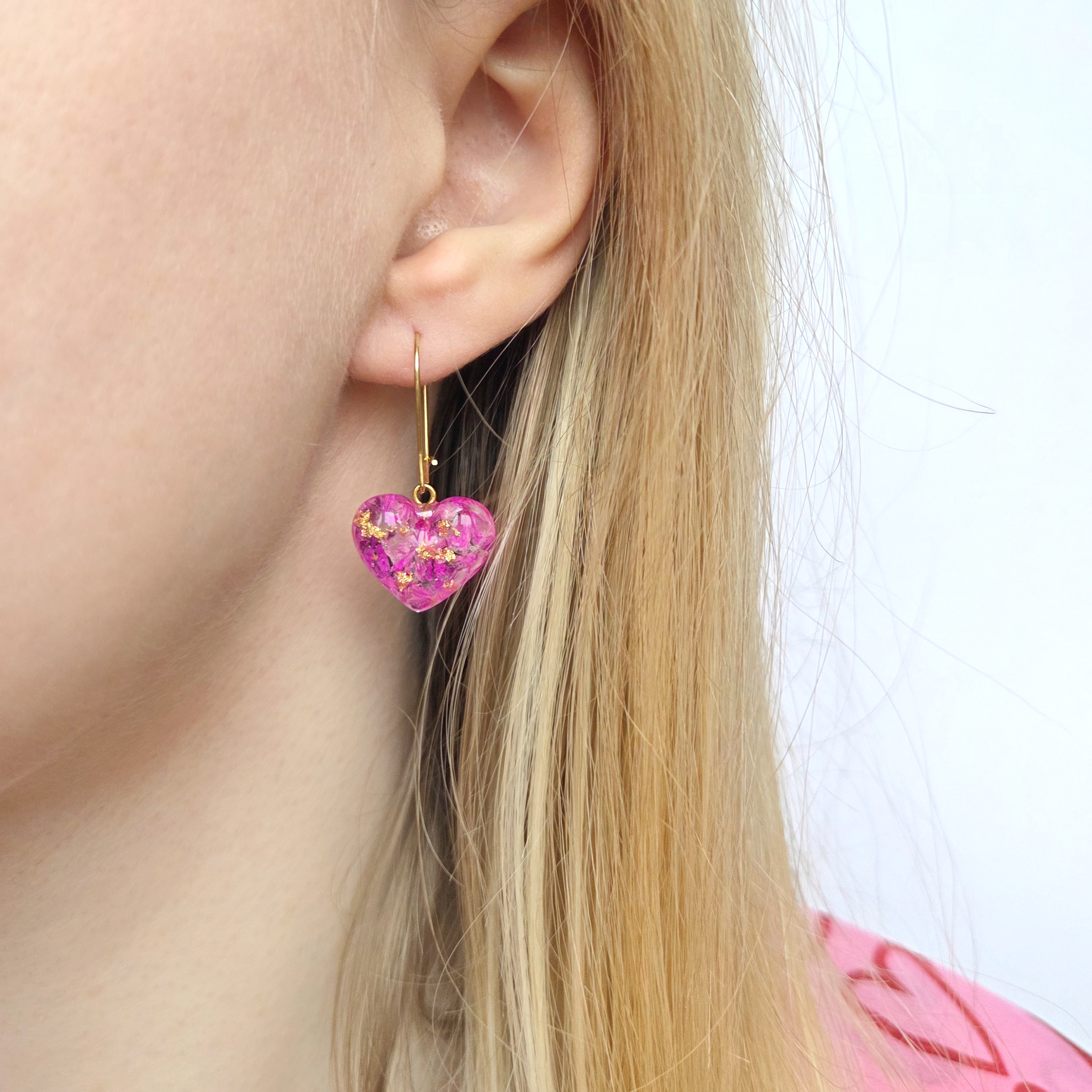 biżuteria handmade z żywicy epoksydowej od zywica vibe. wypełniona ususzonymi prawdziwymi kwiatami