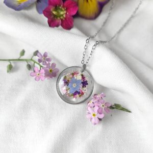 Niezapominajka wśród kwiatów