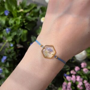 Subtelna gałązka niezapominajki w heksagonie